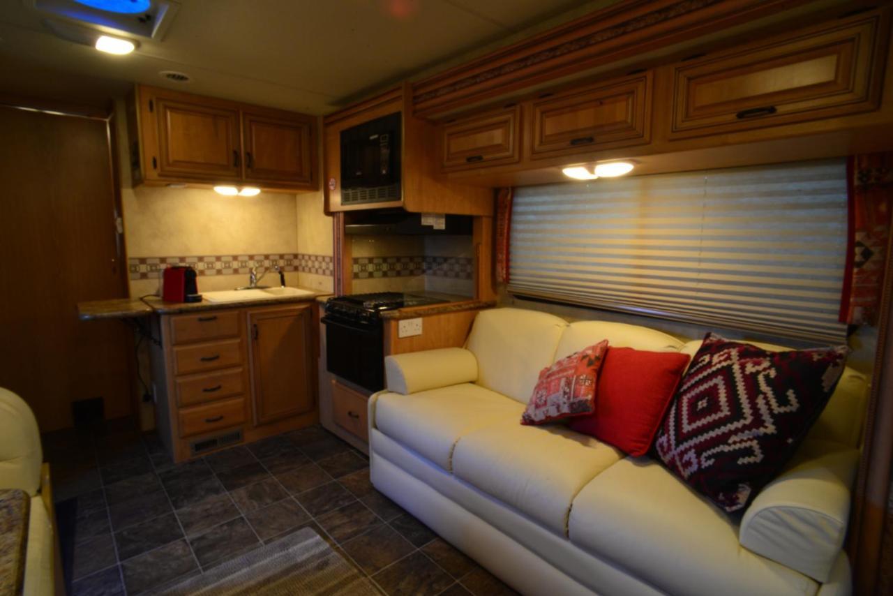 Luxury American Rv With Hot Tub West Chiltington Exteriör bild