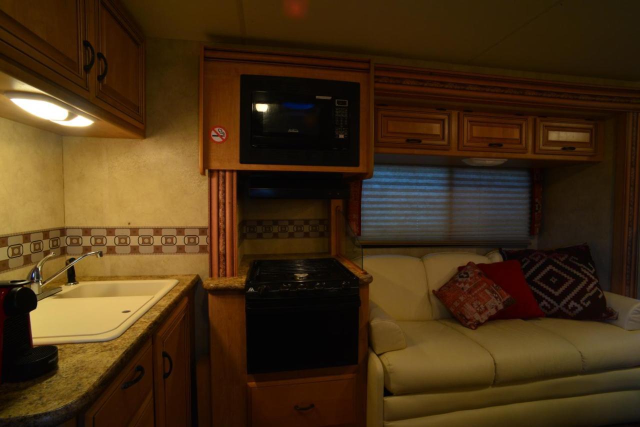 Luxury American Rv With Hot Tub West Chiltington Exteriör bild